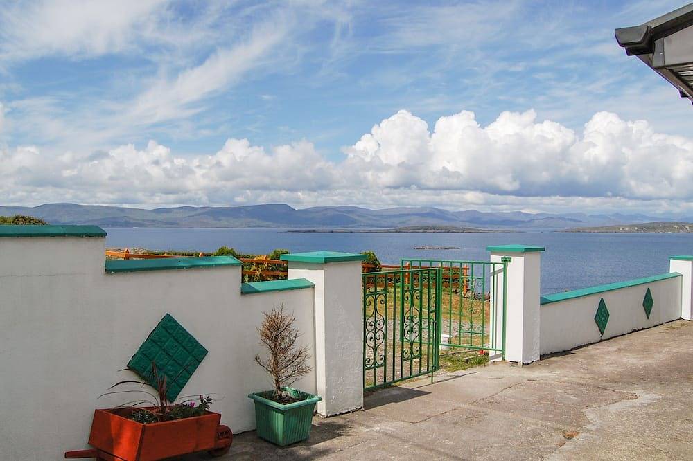 Nana'S House, pet friendly, with open fire in Allihies, County Cork in County Cork