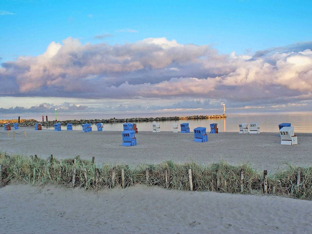Blockhaus mit W-Lan - grosse Terrasse mit Strandkorb - - mit Zaun in ruhiger Lage in Ostseebad Damp, Damp