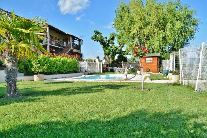 Gîte pour 5 personnes, avec Terrasse ainsi que Jardin et Piscine