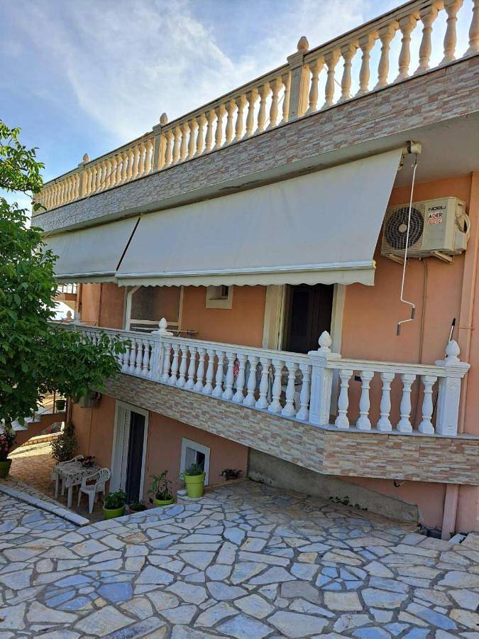 Maison d’hôte pour 3 personnes, avec terrasse et vue dans Dhërmi