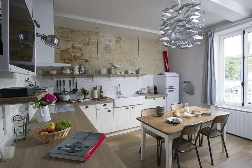 Entire apartment, Charming apartment in a small fishing harbour from Normandy. 2 nights minimum. in Port-en-Bessin-Huppain, Bayeux region