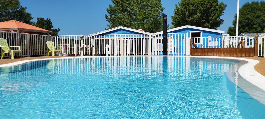 Camping pour 6 personnes, avec vue ainsi que piscine et jardin, animaux acceptés