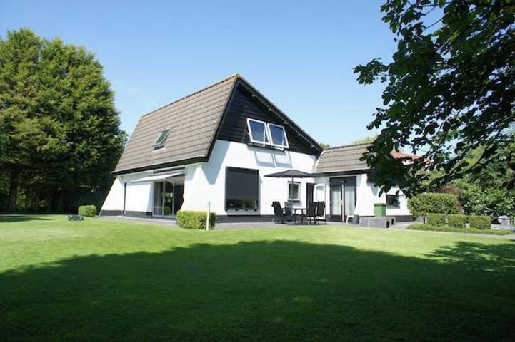 Ferienhaus für 10 Personen, mit Balkon/Terrasse und Terrasse sowie Garten und Sauna in Oostkapelle