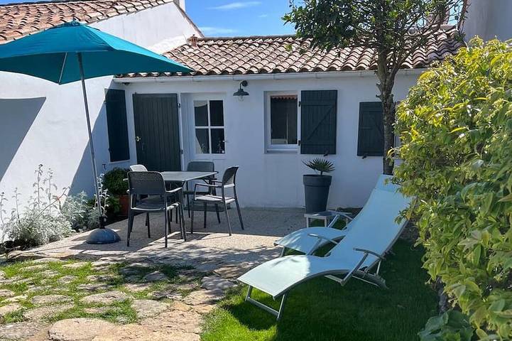Pequeña casa con jardín cerca del mar, en la Isla de Ré. in Saint-Clément-des-Baleines, Isla de Ré