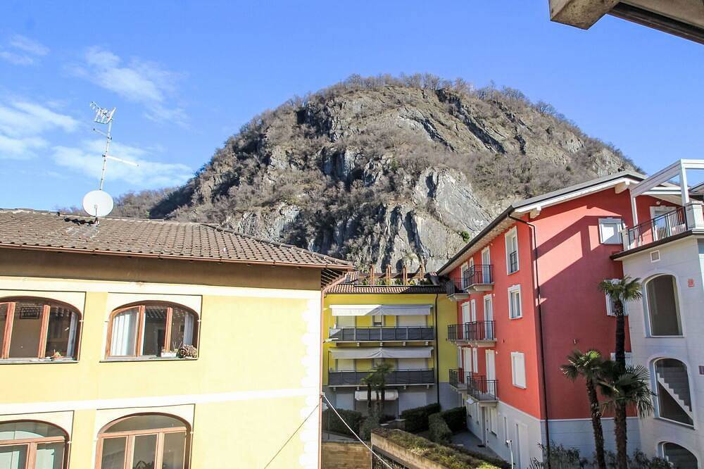 Ganze Wohnung, Gemütliche Wohnung für 3 Gäste mit Tv, Balkon, Haustiere erlaubt und Parkplatz in Lavena Ponte Tresa, Luganer See (Lombardei)