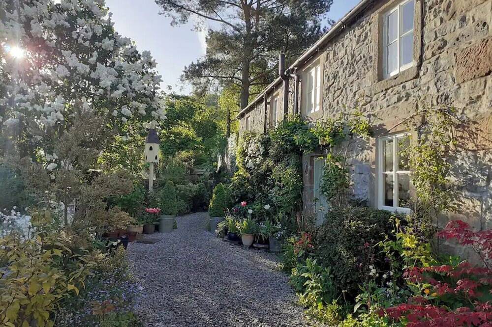 Gorgeous romantic cottage retreat, with gardens & Peak District views in Winster, Derbyshire