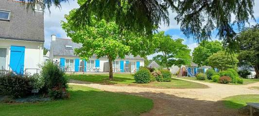 Hôtel pour 5 personnes, avec piscine et jardin, adapté aux familles à Landaul