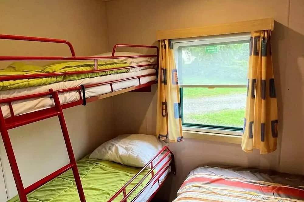 Vintage Mobil-home Verona 2 chambres 5 personnes in Saint-Bonnet-le-Château, Montbrison