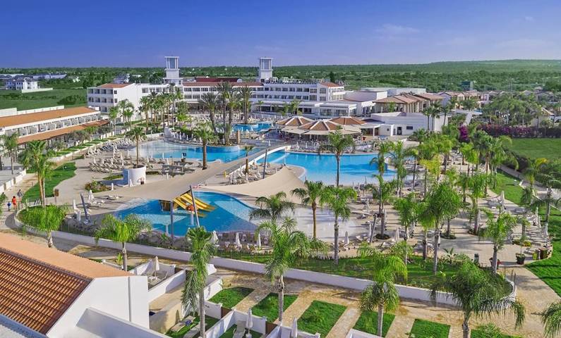 Resort per 4 persone, con Idromassaggio e Terrazza nonché Giardino e Sauna a Ayia Napa