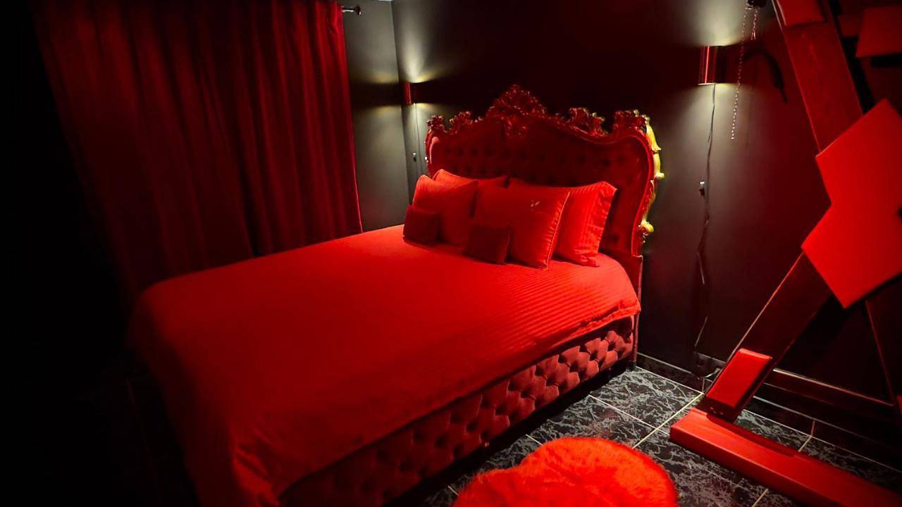 Sweet Dreams Love room & Spa in Ablon-sur-Seine, Val-de-Marne