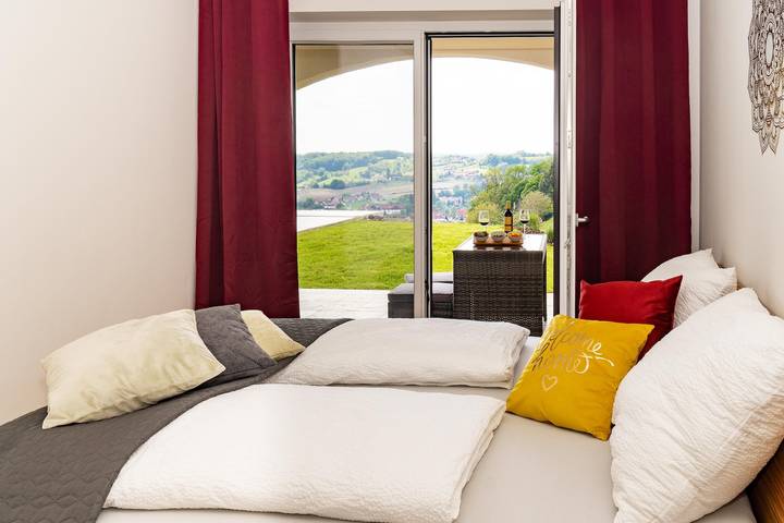 Ferienwohnung für 4 Personen, mit Balkon und Terrasse sowie Garten und Pool in der Oststeiermark