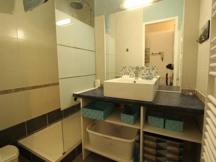 Ganze Wohnung, Luchon: Gemütliche 2-Zimmer-Wohnung mit Balkon, Parkplatz & Aufzug, nahe Seilbahn & Thermen in Luchon-Superbagnères, Bagnères-de-Luchon