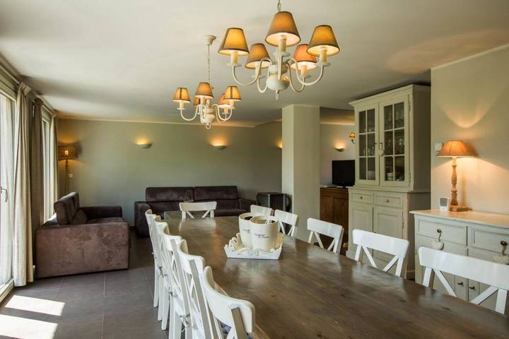 Location de vacances pour 12 personnes, avec Jacuzzi et Terrasse ainsi que Jardin et Sauna à Escalles