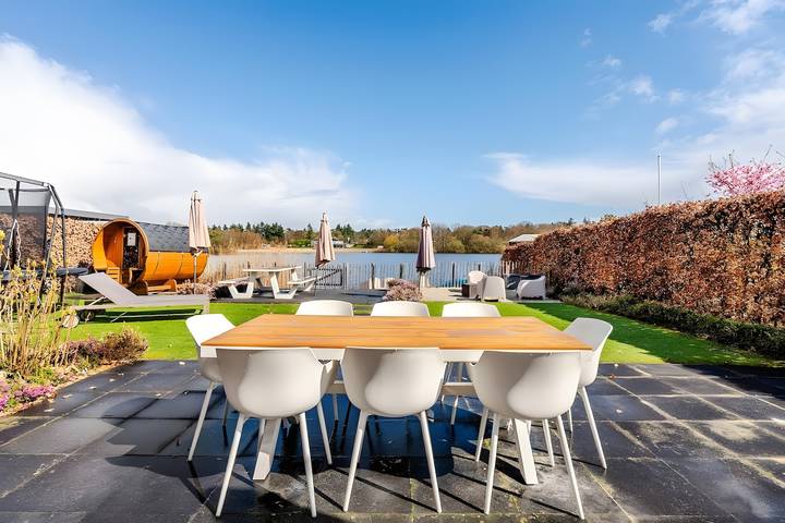 Holiday Home 'Beachvilla with Sauna' with Lake View, Wi-Fi and Air Conditioning in Twente