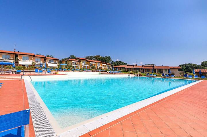 Agriturismo per 6 persone, con piscina e giardino in Manerba del Garda