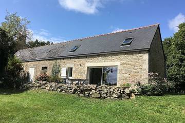 Gîte pour 4 personnes, avec terrasse et jardin à Plomelin
