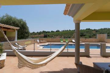 Location de vacances pour 10 personnes, avec jardin et vue ainsi que balcon et piscine dans Alcantarilha