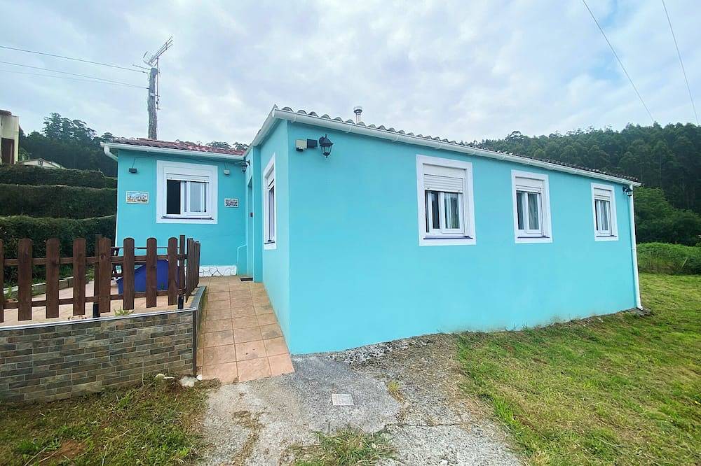 Blue House Pantin, entre olas y praderas in Valdoviño, Costa de Galicia