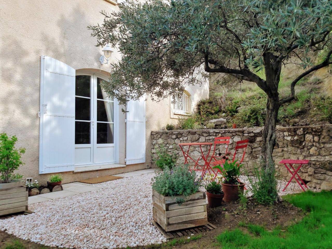 Double Room with Pool View in Villeneuve, Parc naturel régional du Luberon