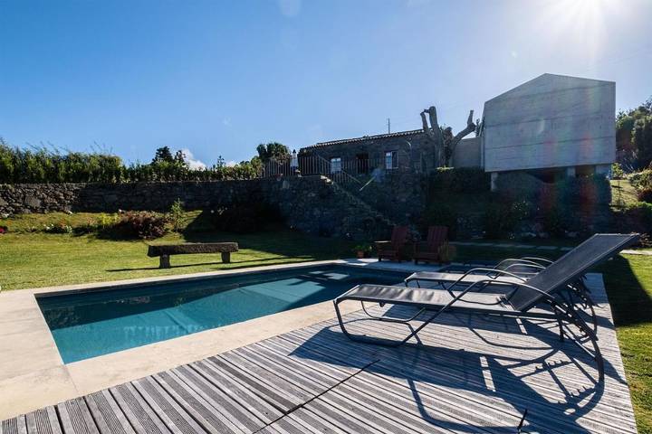 Ferienhaus für 4 Personen, mit Balkon und Terrasse sowie Garten und Pool