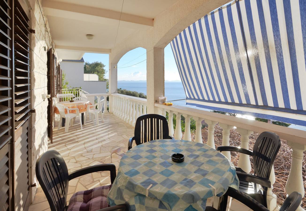 Ganze Wohnung, 3-Zimmer-Ferienwohnung mit Terrasse und Meerblick Zavalatica, Korcula A-14204-a in Čara, Korcula