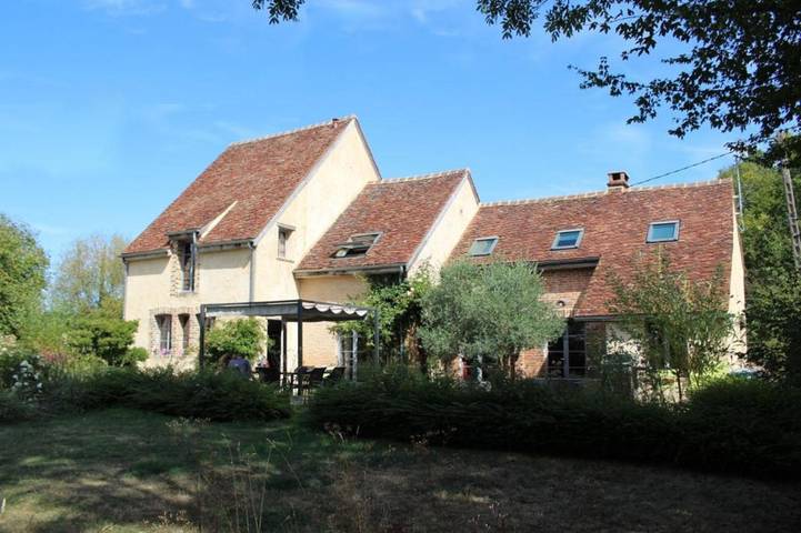 Gîte pour 14 personnes, avec piscine ainsi que jardin et vue à Lavau
