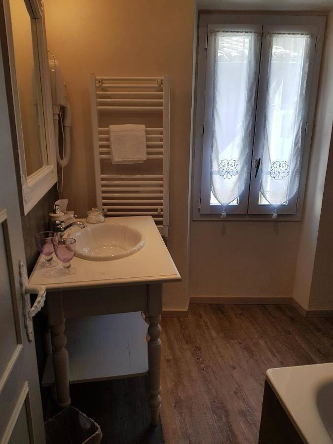 Hôtel pour 2 personnes, avec terrasse et vue à Murs - 3