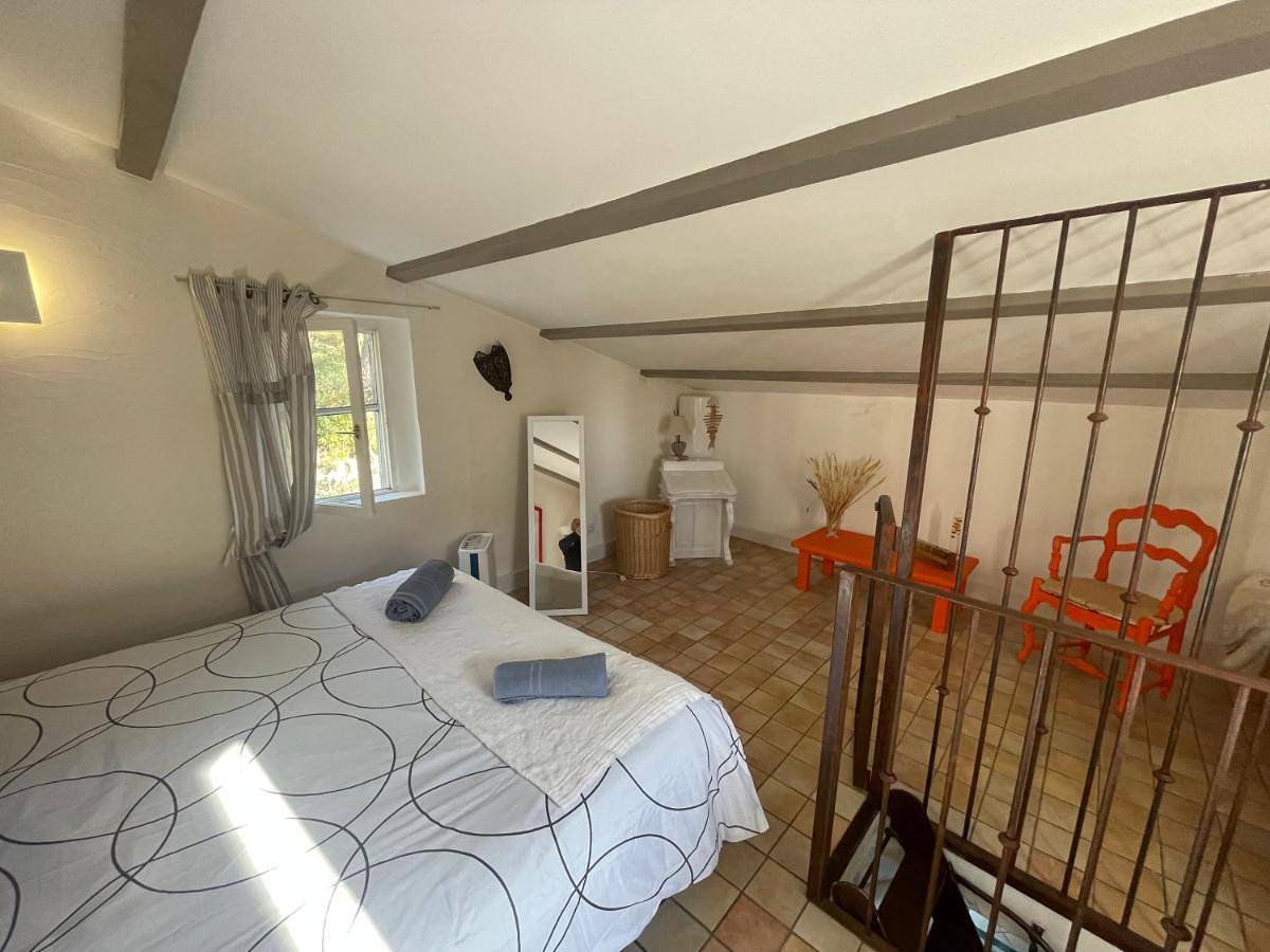 Double Room with Terrace in Lagnes, Parc naturel régional du Luberon