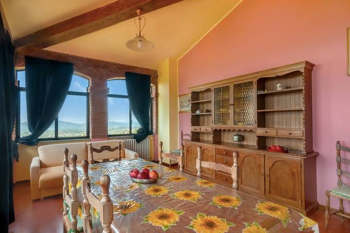 Appartamento 'La Loggia' con piscina condivisa, terrazza condivisa e Wi-Fi in Castelfranco Piandiscò (comune), Valdarno