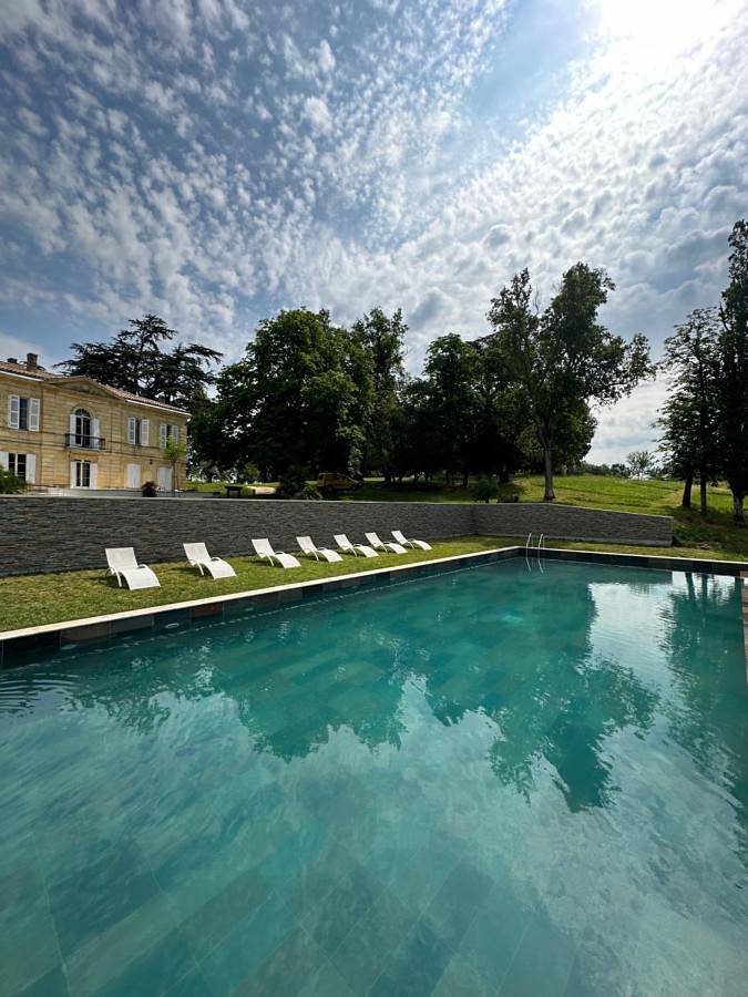 Maison d’hôte pour 38 personnes, avec piscine ainsi que terrasse et jardin à Beychac-et-Caillau