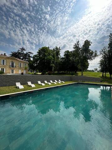 Gîte pour 38 personnes, avec piscine ainsi que jardin et terrasse à Beychac-et-Caillau