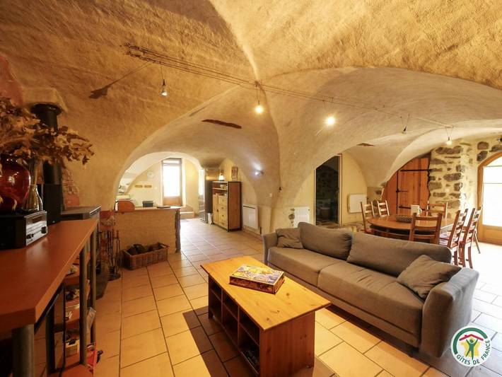 Gîte pour 6 personnes, avec terrasse et jardin ainsi que piscine et sauna, animaux acceptés