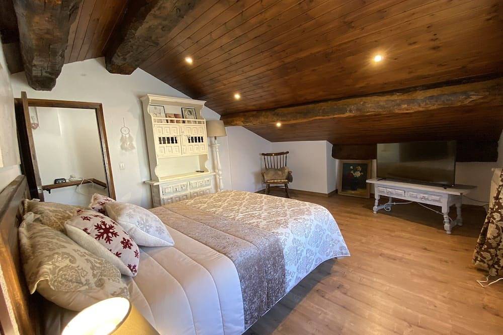 Entire apartment, Exquisite high mountain duplex in the town centre of Llívia in Llívia, Cerdanya