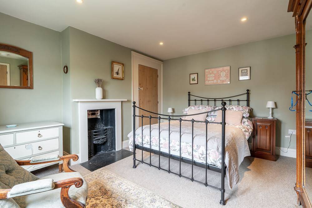Old School House - sleeps 6 guests  in 3 bedrooms in Burnham Market, Norfolk Coast