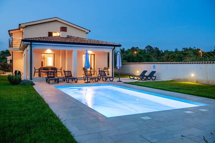 Ferienhaus für 8 Personen, mit Pool und Balkon sowie Garten in Poreč