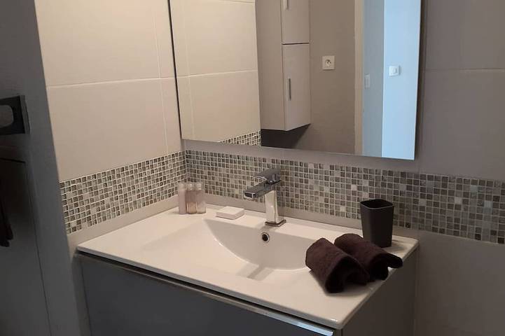Appartement entier, La plage à 1 minute à pied, superbe  vue mer,parking privé, terrasse. in Cannes La Bocca, Cannes
