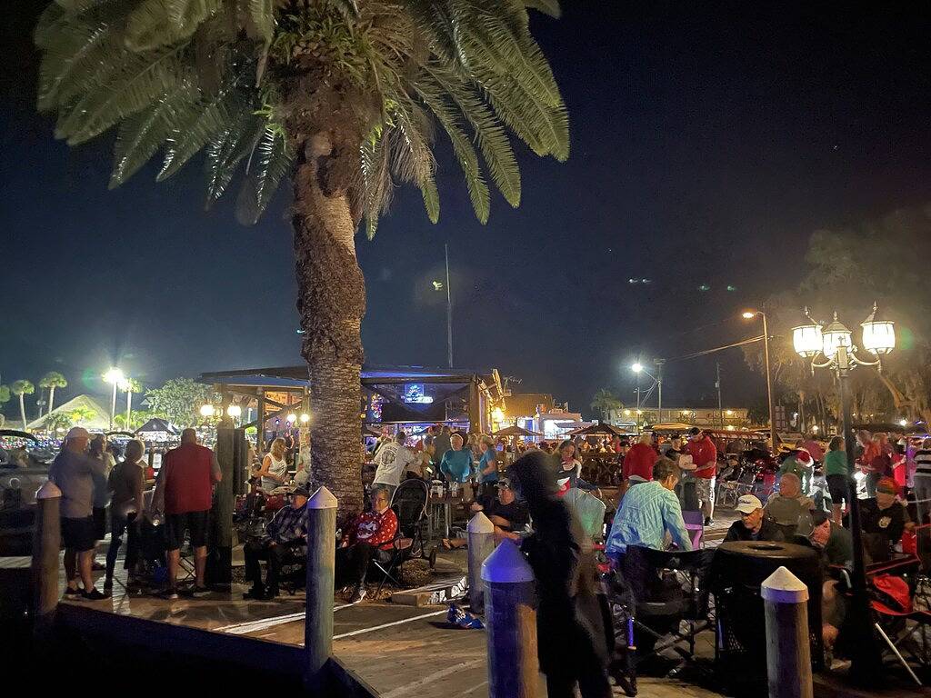 Charming Waterfront Canal Home in beautiful Old Homosassa! 5 Kayaks, Dock, Bikes in Homosassa, Citrus County