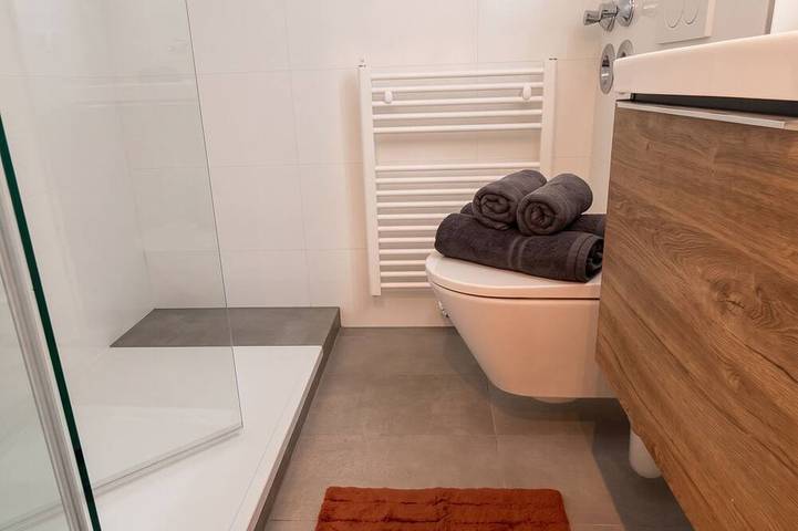 Ganze Wohnung, Design-Apartment im Dachgeschoss mit Küche und Smart-TV in Unterschleißheim, Landkreis München