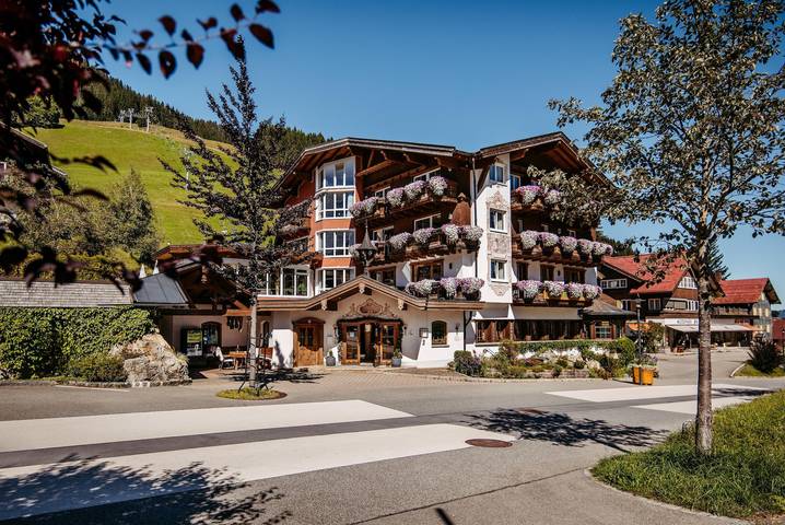 Hotel für 4 Personen, mit Balkon und Terrasse sowie Whirlpool und Garten im Kleinwalsertal