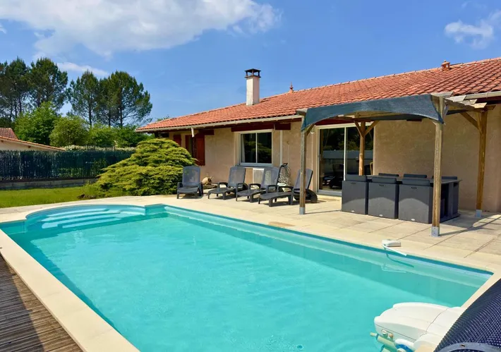 Chalet para 10 personas, con terraza además de piscina y jardín - 1