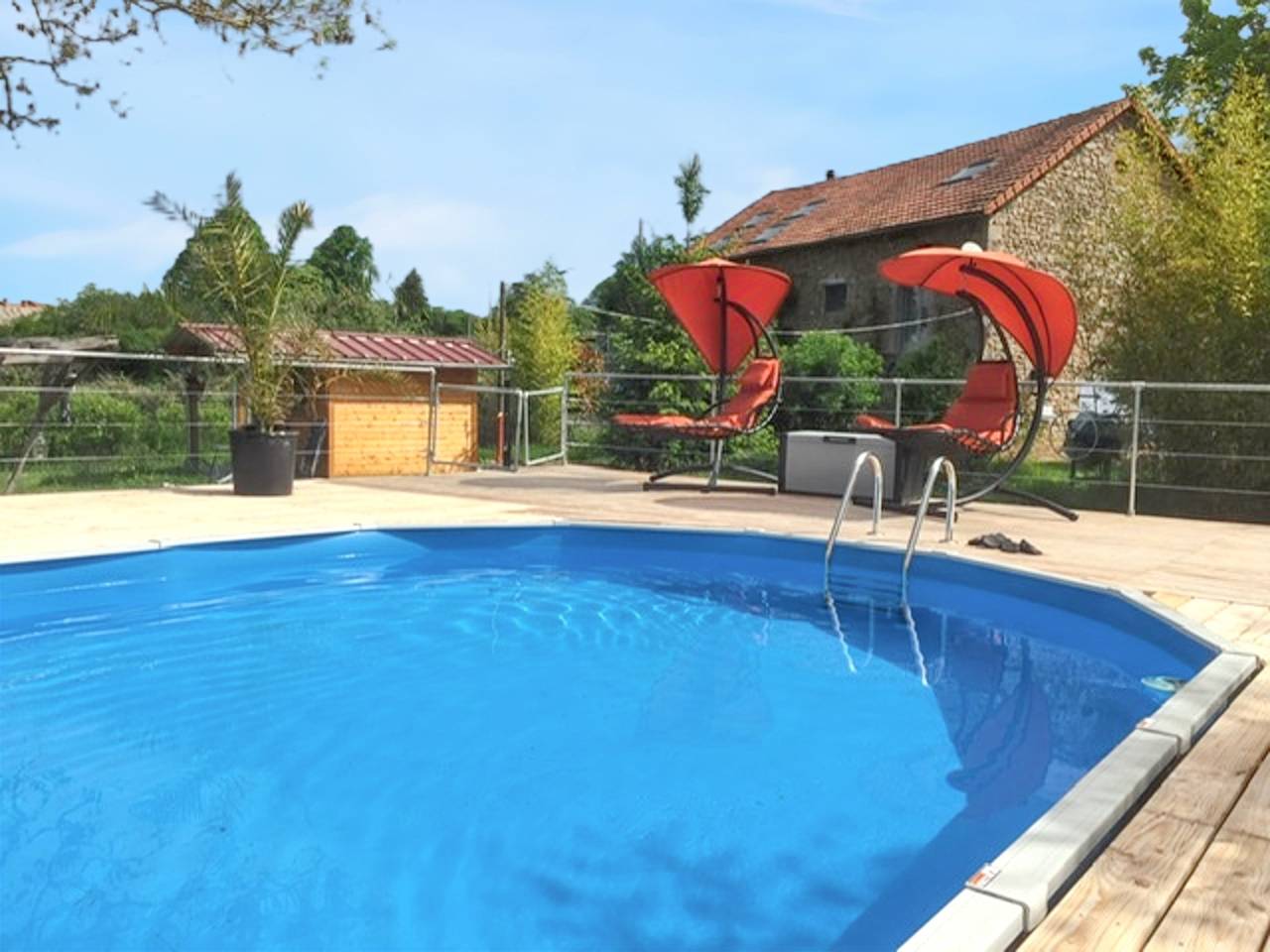 Encantadora casa en Charron con piscina compartida in Región de Aubusson