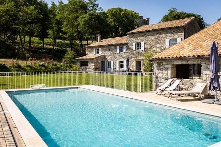 Gîte pour 10 personnes, avec piscine, adapté aux familles à Saint-Alban-Auriolles