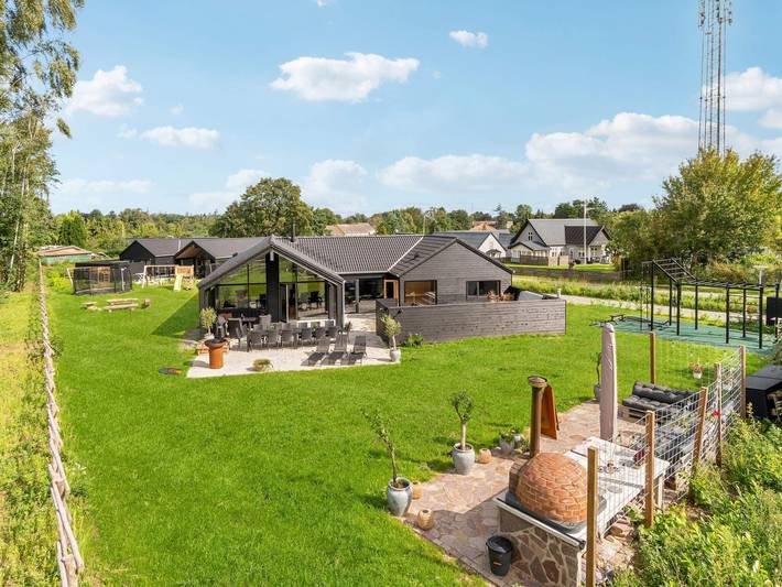 Ferieudlejning for 14 personer, med pool i Dronningmølle