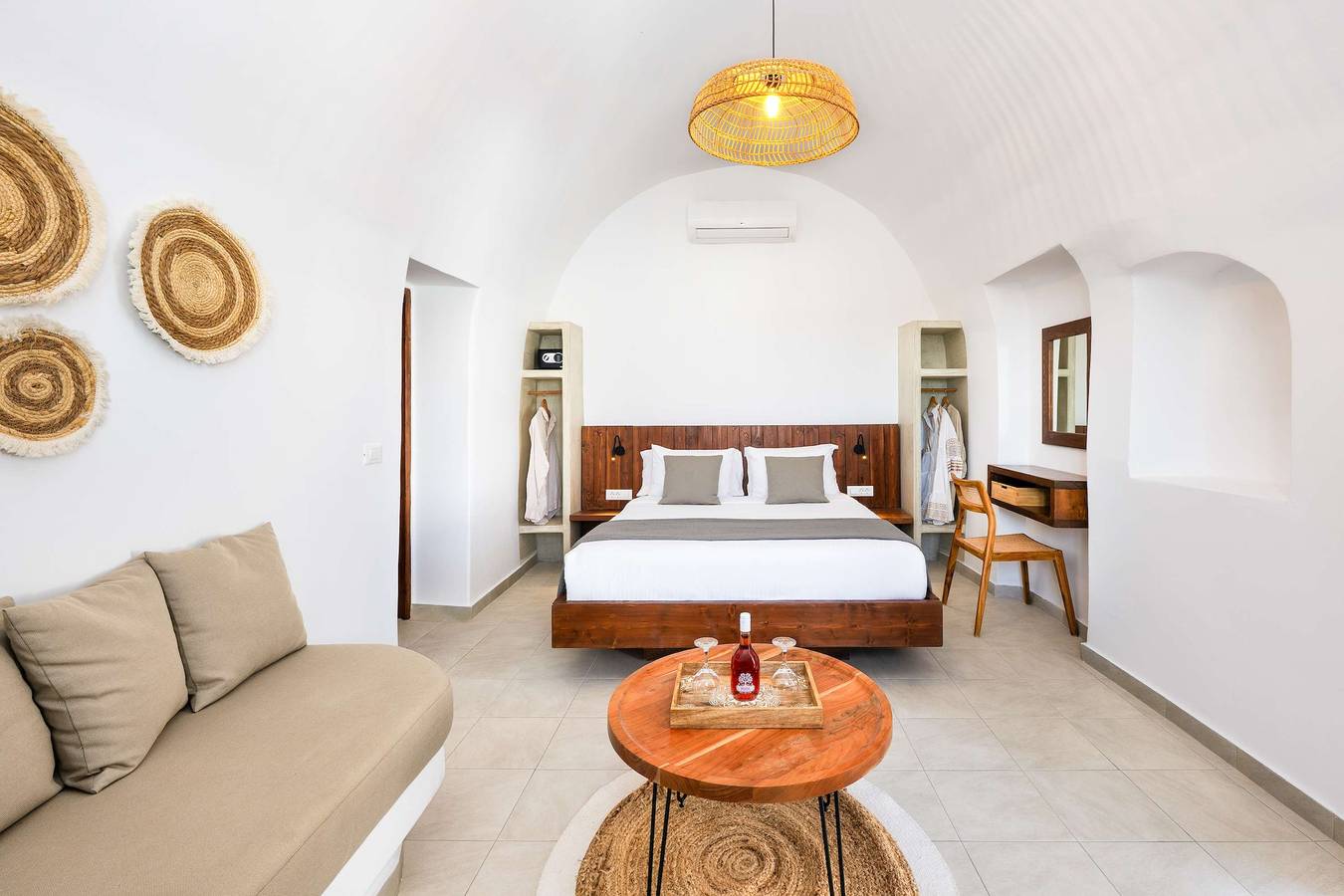 Apartamento vacacional entero, Santorini Rooftop Hot Tub Suite w/ Panoramic Views in Acrotiri, Santorini