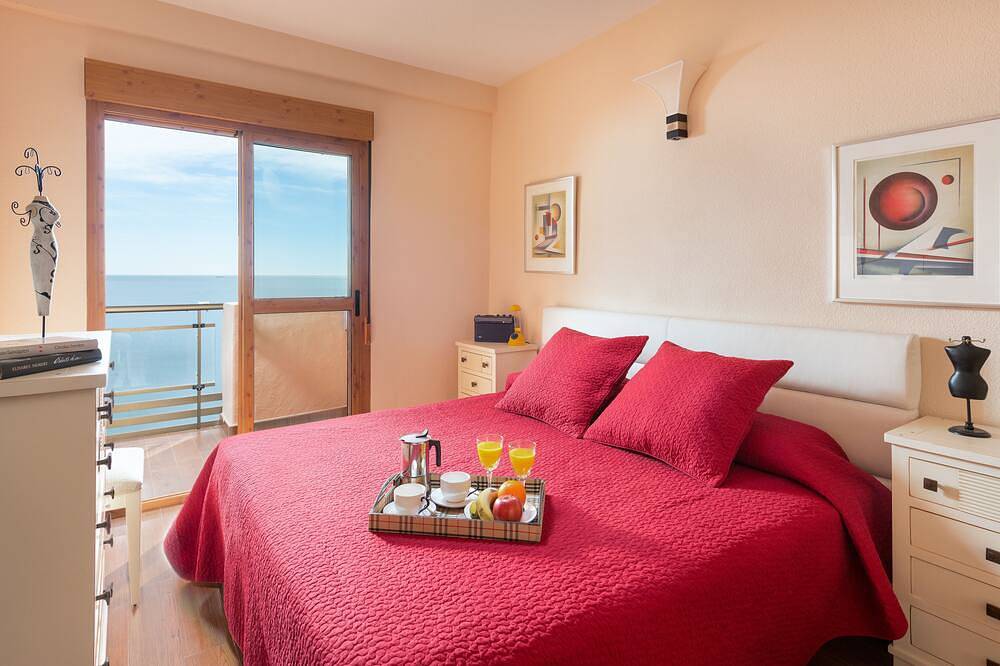 Entire apartment, Comfortable, contemporary and tranquil flat with sea views in the centre of town in Fuengirola, Costa del Sol