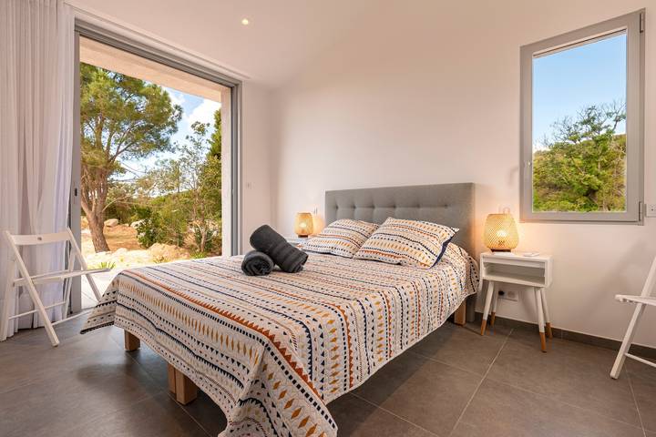 Location de vacances pour 14 personnes, avec terrasse ainsi que jardin et piscine à Pianottoli-Caldarello - 4