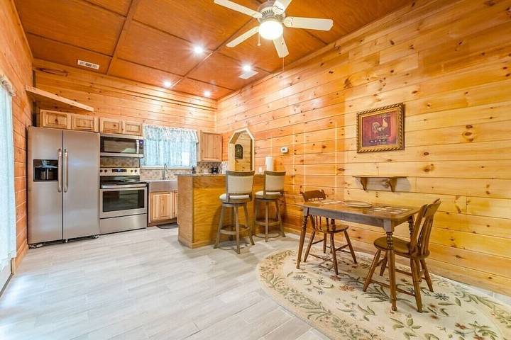 Log cabin for 2 people, with hot tub and yard in Chattahoochee National Forest