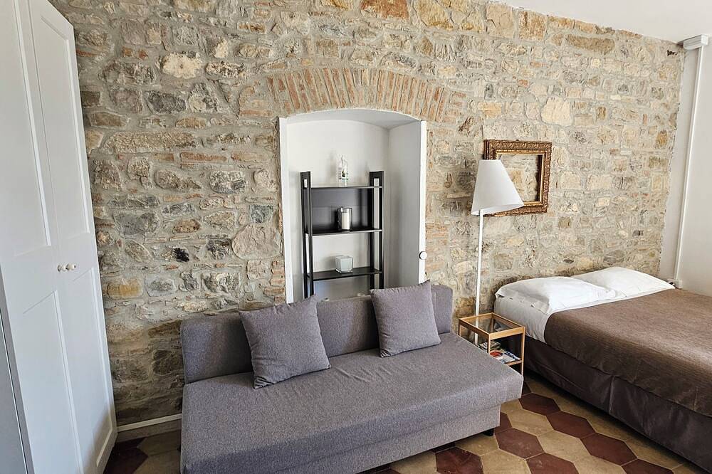 Quadruple Double Studio and Sofa Bed and Private Parking in Loco in Potenza, Potenza Provinz