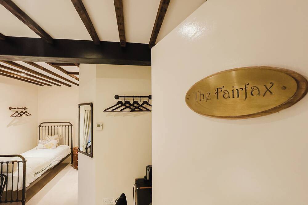 Experience boutique comfort above The Powell pub in Birchington. Stylish en-suite rooms, luxury touches, and a vibrant pub below—perfect for business, couples, or families. Book your coastal escape today! in Birchington, Kent