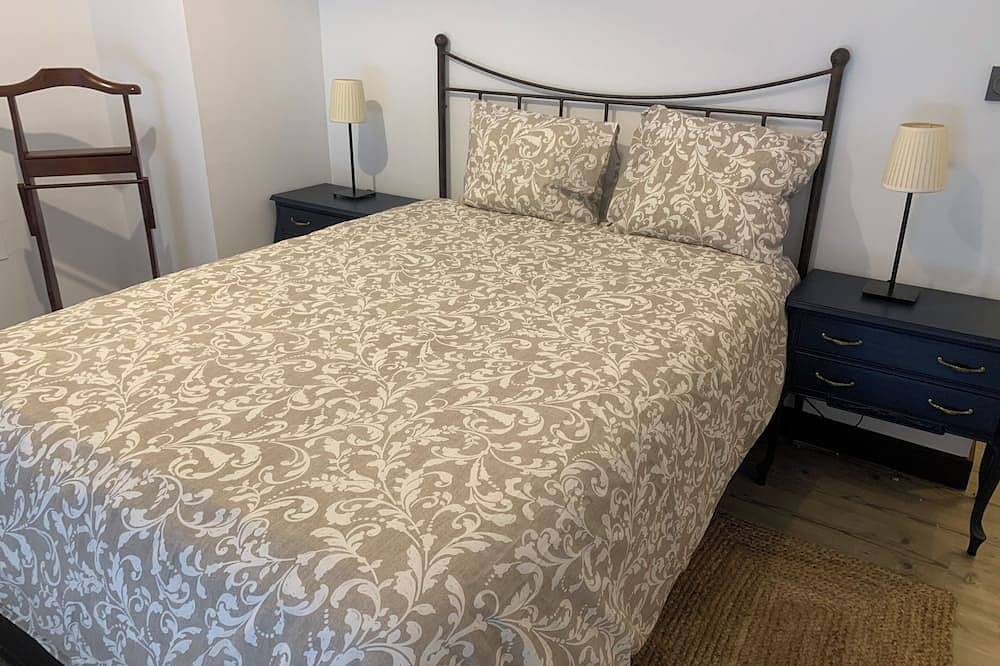 Entire apartment, Duplex in Madrid ideal for a trip with friends or as a couple in Madrid, Madrid Province
